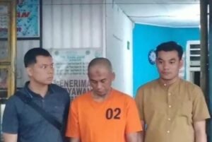 Seorang wanita berinisial SW tewas dibekap suaminya sendiri di Medan Helvetia setelah menolak ajakan berhubungan intim. Pelaku Asrizal mematikan CCTV, tidur di samping jenazah korban, lalu berpura-pura kaget di hadapan mertua. Kasus ini menyoroti potret kelam kekerasan dalam rumah tangga(Foto:Istimewa)