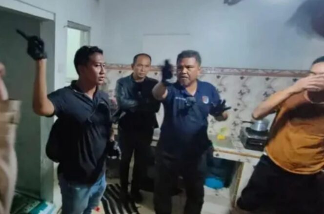 
					Tragedi memilukan terjadi di Dusun Watuketu, Situbondo. Tiga anggota satu keluarga ditemukan tewas dengan luka sayatan di leher. Polisi mendalami dugaan pembunuhan berencana dan memeriksa kronologi penemuan korban oleh ayah salah satu korban.(Istimewa)
