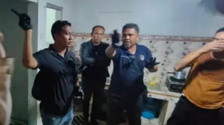 Tragedi memilukan terjadi di Dusun Watuketu, Situbondo. Tiga anggota satu keluarga ditemukan tewas dengan luka sayatan di leher. Polisi mendalami dugaan pembunuhan berencana dan memeriksa kronologi penemuan korban oleh ayah salah satu korban.(Istimewa)