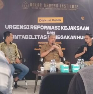 Reformasi Kejaksaan dinilai masih kosmetik. Disiplin internal tebang pilih, tuntutan korupsi timpang, dan akuntabilitas jadi sorotan.
