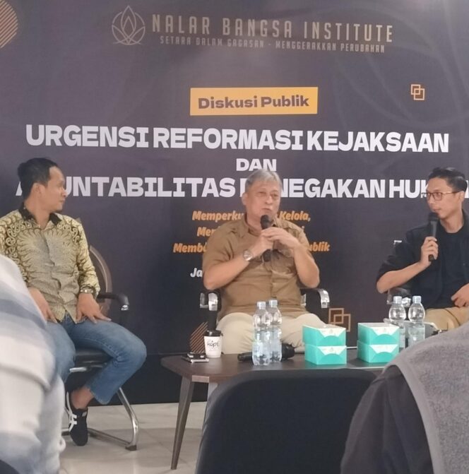 
					Reformasi Kejaksaan dinilai masih kosmetik. Disiplin internal tebang pilih, tuntutan korupsi timpang, dan akuntabilitas jadi sorotan.
