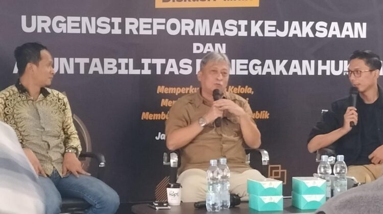 Reformasi Kejaksaan dinilai masih kosmetik. Disiplin internal tebang pilih, tuntutan korupsi timpang, dan akuntabilitas jadi sorotan.
