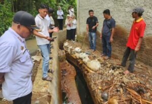 Gudang solar diduga ilegal di Pesawaran ditutup sementara oleh DLH. Warga menilai langkah itu belum cukup dan menyiapkan laporan ke Polda Lampung.(Istimewa)