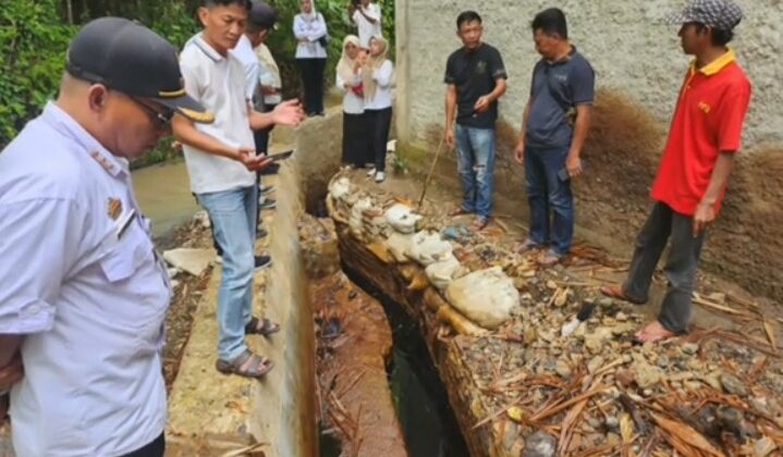 Gudang solar diduga ilegal di Pesawaran ditutup sementara oleh DLH. Warga menilai langkah itu belum cukup dan menyiapkan laporan ke Polda Lampung.(Istimewa)