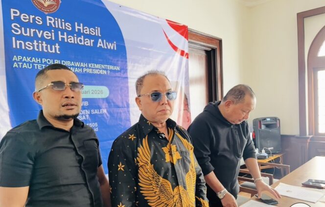 
					Survei Haidar Alwi Institute menunjukkan mayoritas publik menolak wacana penempatan Polri di bawah kementerian karena dinilai berisiko memicu politisasi.(prabainsight)