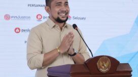 Sandri Rumanama meminta publik tak memelintir candaan Sufmi Dasco soal “Hidup Jokowi”. Ia menilai ucapan itu sekadar etika forum, bukan sinyal konflik politik.