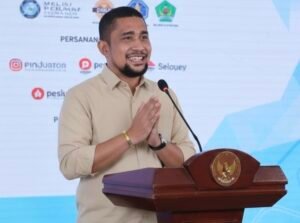 Sandri Rumanama meminta publik tak memelintir candaan Sufmi Dasco soal “Hidup Jokowi”. Ia menilai ucapan itu sekadar etika forum, bukan sinyal konflik politik.