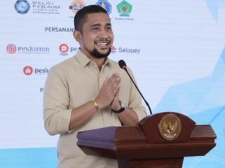 Sandri Rumanama meminta publik tak memelintir candaan Sufmi Dasco soal “Hidup Jokowi”. Ia menilai ucapan itu sekadar etika forum, bukan sinyal konflik politik.