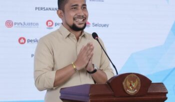 Sandri Rumanama meminta publik tak memelintir candaan Sufmi Dasco soal “Hidup Jokowi”. Ia menilai ucapan itu sekadar etika forum, bukan sinyal konflik politik.