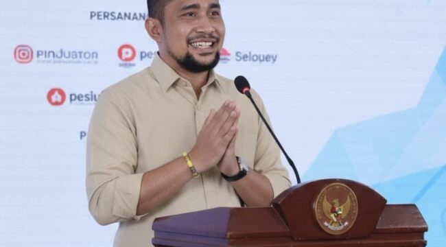 Sandri Rumanama meminta publik tak memelintir candaan Sufmi Dasco soal “Hidup Jokowi”. Ia menilai ucapan itu sekadar etika forum, bukan sinyal konflik politik.