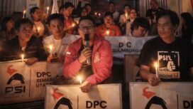 Sebanyak 13 DPC PSI se-Kota Semarang menyatakan mundur serentak dari struktur partai. Aksi simbolis dengan lilin dan pengembalian atribut menandai gejolak internal PSI di ibu kota Jawa Tengah.