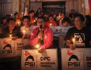 Sebanyak 13 DPC PSI se-Kota Semarang menyatakan mundur serentak dari struktur partai. Aksi simbolis dengan lilin dan pengembalian atribut menandai gejolak internal PSI di ibu kota Jawa Tengah.