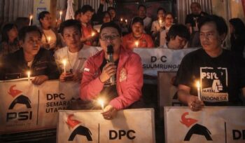 Sebanyak 13 DPC PSI se-Kota Semarang menyatakan mundur serentak dari struktur partai. Aksi simbolis dengan lilin dan pengembalian atribut menandai gejolak internal PSI di ibu kota Jawa Tengah.