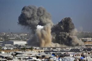 Sebanyak 32 warga Palestina tewas dalam serangan udara Israel di Gaza, meski gencatan senjata fase dua diklaim berlaku. Bom tetap jatuh, warga sipil kembali jadi korban.(foto: AFP)