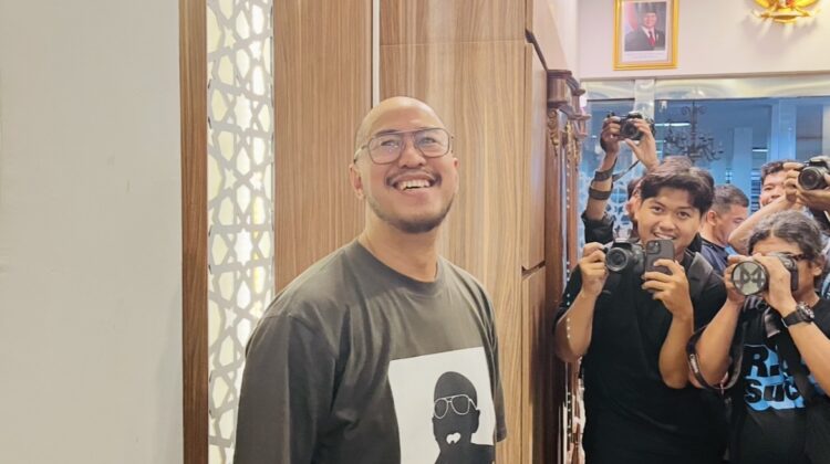 Pandji Pragiwaksono berdialog dengan MUI menyikapi polemik pertunjukan stand up comedy Mens Rea. Pandji menegaskan pentingnya ruang tafsir, dialog, dan sensitivitas dalam berkarya.(Foto: Kahfi/prabainsight.com)