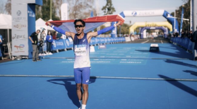 Atlet ASICS Indonesia Robi Syianturi memecahkan rekor marathon nasional dan Asia Tenggara di Sevilla Marathon 2026 dengan catatan waktu 2 jam 13 menit 18 detik.