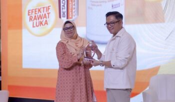 Betadine Bening Antiseptik hadir sebagai solusi perawatan luka kecil anak yang tidak perih, aman untuk kulit sensitif, termasuk anak di bawah usia dua tahun.