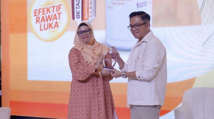 Betadine Bening Antiseptik hadir sebagai solusi perawatan luka kecil anak yang tidak perih, aman untuk kulit sensitif, termasuk anak di bawah usia dua tahun.