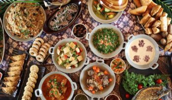 Buka puasa bukan ajang balas dendam. Ini 6 makanan yang sering bikin perut kaget dan gonk saat berbuka puasa, dari gorengan sampai minuman manis.