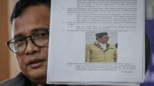 Polda NTB resmi menetapkan Koko Erwin sebagai tersangka kasus narkoba yang menyeret eks Kapolres Bima Kota AKBP Didik Putra Kuncoro. Bandar sabu ini kini masih dalam pencarian polisi.(Antara)