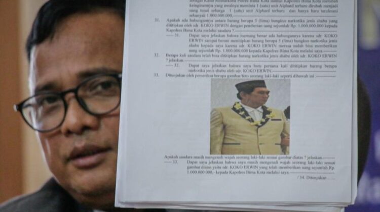 Polda NTB resmi menetapkan Koko Erwin sebagai tersangka kasus narkoba yang menyeret eks Kapolres Bima Kota AKBP Didik Putra Kuncoro. Bandar sabu ini kini masih dalam pencarian polisi.(Antara)