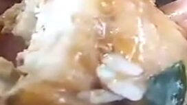 Program Makanan Bergizi Gratis (MBG) di Kupang, NTT, disorot setelah warga menemukan belatung di daging makanan yang dibagikan. Polisi bersama pemda dijadwalkan turun ke lokasi untuk melakukan pengecekan kualitas MBG.