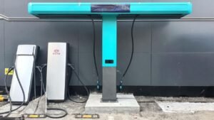 BYD mulai menyebarkan Megawatt Flash Charging Pile dengan daya hingga 1 MW. Teknologi ini diklaim mampu mengisi baterai mobil listrik hanya 5 menit untuk jarak tempuh hingga 400 kilometer.