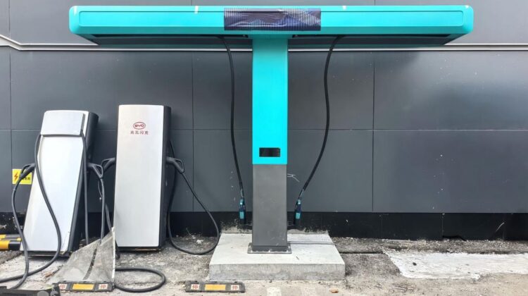 BYD mulai menyebarkan Megawatt Flash Charging Pile dengan daya hingga 1 MW. Teknologi ini diklaim mampu mengisi baterai mobil listrik hanya 5 menit untuk jarak tempuh hingga 400 kilometer.