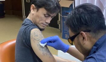 Layanan hapus tato gratis digelar di Jakarta selama Ramadan 2026 oleh Baznas Bazis. Pendaftaran dibuka sejak 23 Februari dengan kuota terbatas dan antusiasme warga yang tinggi.