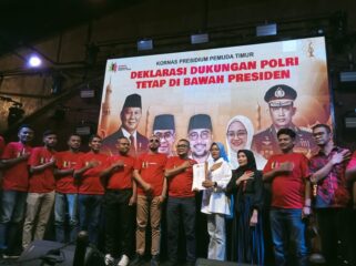 Sandri Rumanama dari Kornas Presidium Pemuda Timur menegaskan dukungan agar Polri tetap di bawah Presiden. Ia menolak politisasi institusi dan menyebut relasi Polri-Presiden bersifat konstitusional, bukan politik praktis.