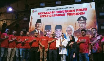 Sandri Rumanama dari Kornas Presidium Pemuda Timur menegaskan dukungan agar Polri tetap di bawah Presiden. Ia menolak politisasi institusi dan menyebut relasi Polri-Presiden bersifat konstitusional, bukan politik praktis.