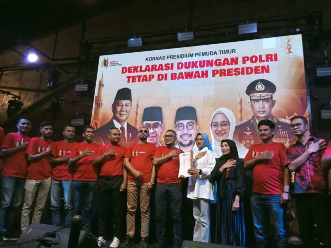 
					Sandri Rumanama dari Kornas Presidium Pemuda Timur menegaskan dukungan agar Polri tetap di bawah Presiden. Ia menolak politisasi institusi dan menyebut relasi Polri-Presiden bersifat konstitusional, bukan politik praktis.