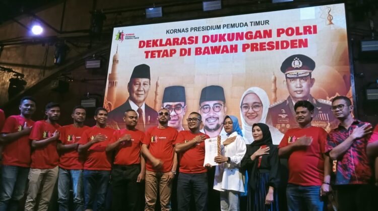 Sandri Rumanama dari Kornas Presidium Pemuda Timur menegaskan dukungan agar Polri tetap di bawah Presiden. Ia menolak politisasi institusi dan menyebut relasi Polri-Presiden bersifat konstitusional, bukan politik praktis.