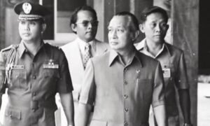 Try Sutrisno ketika menjadi ajudan Presiden Soeharto. (soeharto.co).