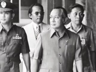 Try Sutrisno ketika menjadi ajudan Presiden Soeharto. (soeharto.co).