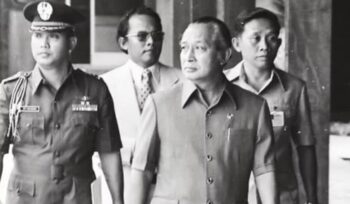 Try Sutrisno ketika menjadi ajudan Presiden Soeharto. (soeharto.co).