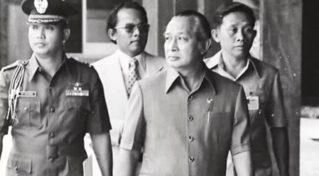 Try Sutrisno ketika menjadi ajudan Presiden Soeharto. (soeharto.co).