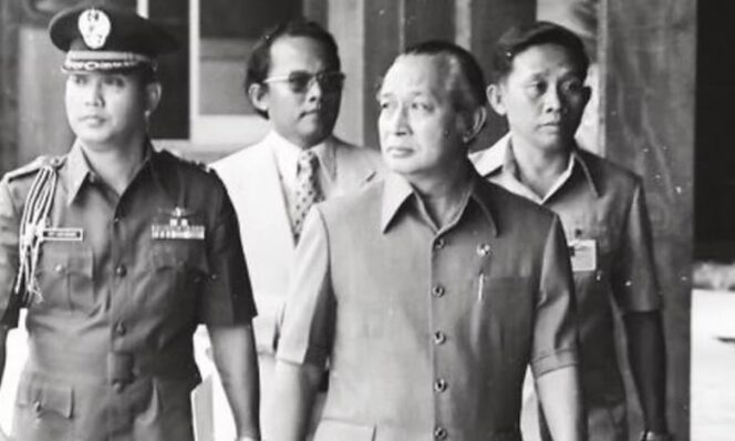 
					Try Sutrisno ketika menjadi ajudan Presiden Soeharto. (soeharto.co).