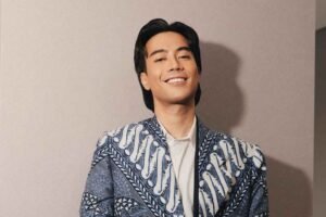 Penyanyi Vidi Aldiano meninggal dunia pada 7 Maret 2026 setelah enam tahun berjuang melawan kanker ginjal. Suami Sheila Dara Aisha itu menghembuskan napas terakhir pada pukul 16.33 WIB didampingi keluarga.