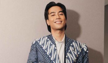 Penyanyi Vidi Aldiano meninggal dunia pada 7 Maret 2026 setelah enam tahun berjuang melawan kanker ginjal. Suami Sheila Dara Aisha itu menghembuskan napas terakhir pada pukul 16.33 WIB didampingi keluarga.