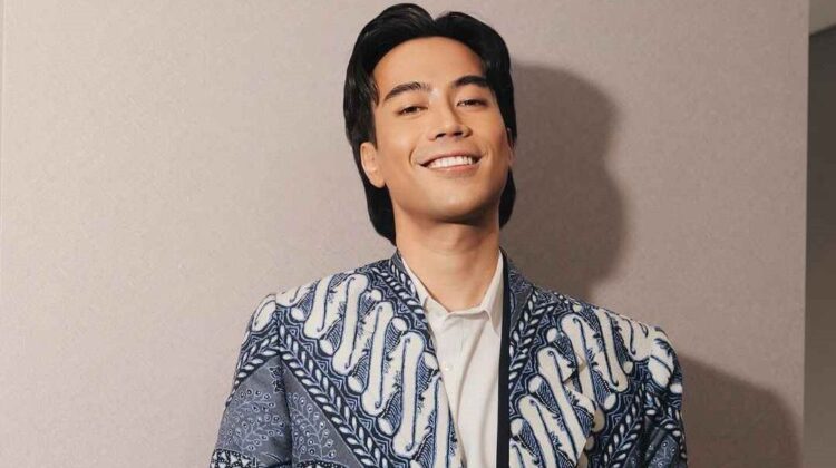 Penyanyi Vidi Aldiano meninggal dunia pada 7 Maret 2026 setelah enam tahun berjuang melawan kanker ginjal. Suami Sheila Dara Aisha itu menghembuskan napas terakhir pada pukul 16.33 WIB didampingi keluarga.