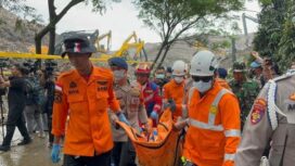 Update longsor gunungan sampah di TPST Bantargebang, Bekasi. Enam orang dilaporkan meninggal dunia, sementara satu korban lainnya masih dalam proses pencarian oleh tim SAR gabungan.(foto: Istimewa)