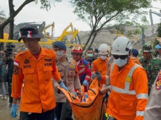 Update longsor gunungan sampah di TPST Bantargebang, Bekasi. Enam orang dilaporkan meninggal dunia, sementara satu korban lainnya masih dalam proses pencarian oleh tim SAR gabungan.(foto: Istimewa)
