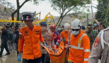 Update longsor gunungan sampah di TPST Bantargebang, Bekasi. Enam orang dilaporkan meninggal dunia, sementara satu korban lainnya masih dalam proses pencarian oleh tim SAR gabungan.(foto: Istimewa)