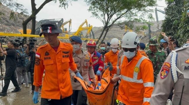 Update longsor gunungan sampah di TPST Bantargebang, Bekasi. Enam orang dilaporkan meninggal dunia, sementara satu korban lainnya masih dalam proses pencarian oleh tim SAR gabungan.(foto: Istimewa)