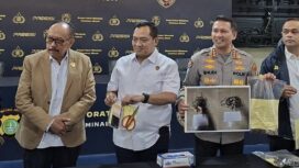 Terungkap inilah pembunuh Ermanto, pensiunan karyawan JICT di Bekasi. Polisi Metro Jaya sebut motif pelaku murni ekonomi. Simak kronologi lengkapnya.