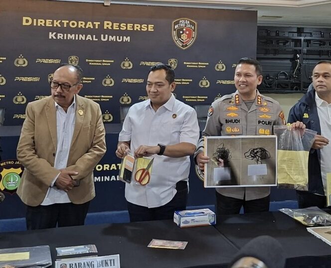 
					Terungkap inilah pembunuh Ermanto, pensiunan karyawan JICT di Bekasi. Polisi Metro Jaya sebut motif pelaku murni ekonomi. Simak kronologi lengkapnya.