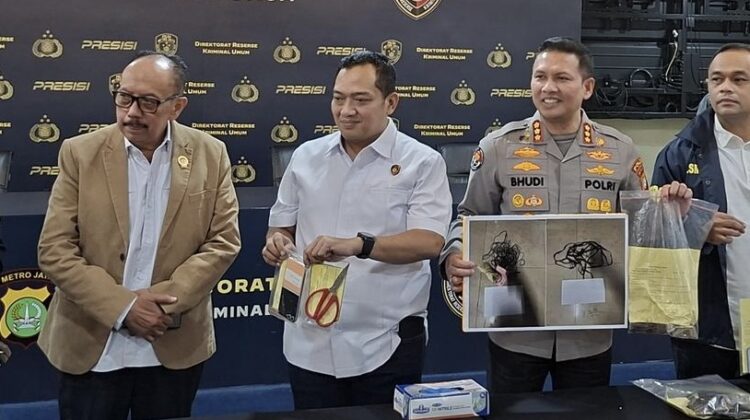 Terungkap inilah pembunuh Ermanto, pensiunan karyawan JICT di Bekasi. Polisi Metro Jaya sebut motif pelaku murni ekonomi. Simak kronologi lengkapnya.