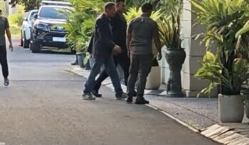 Peneliti forensik digital Rismon Sianipar akhirnya mendatangi rumah Joko Widodo di Solo di tengah polemik ijazah dan upaya penyelesaian kasus melalui restorative justice.