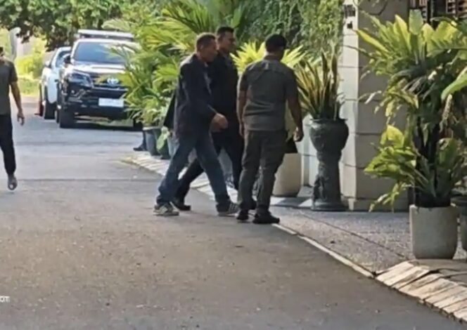 
					Peneliti forensik digital Rismon Sianipar akhirnya mendatangi rumah Joko Widodo di Solo di tengah polemik ijazah dan upaya penyelesaian kasus melalui restorative justice.